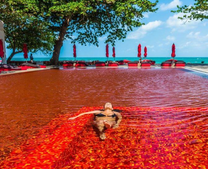 piscine eau de couleur rouge